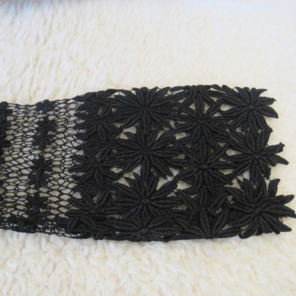 Crotchet Floral Lace Cropped Top - Picture 3 of 5
